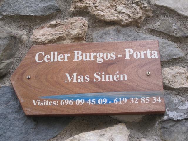 Señal indicando la dirección hacia donde se encuentra la bodega Burgos-Porta